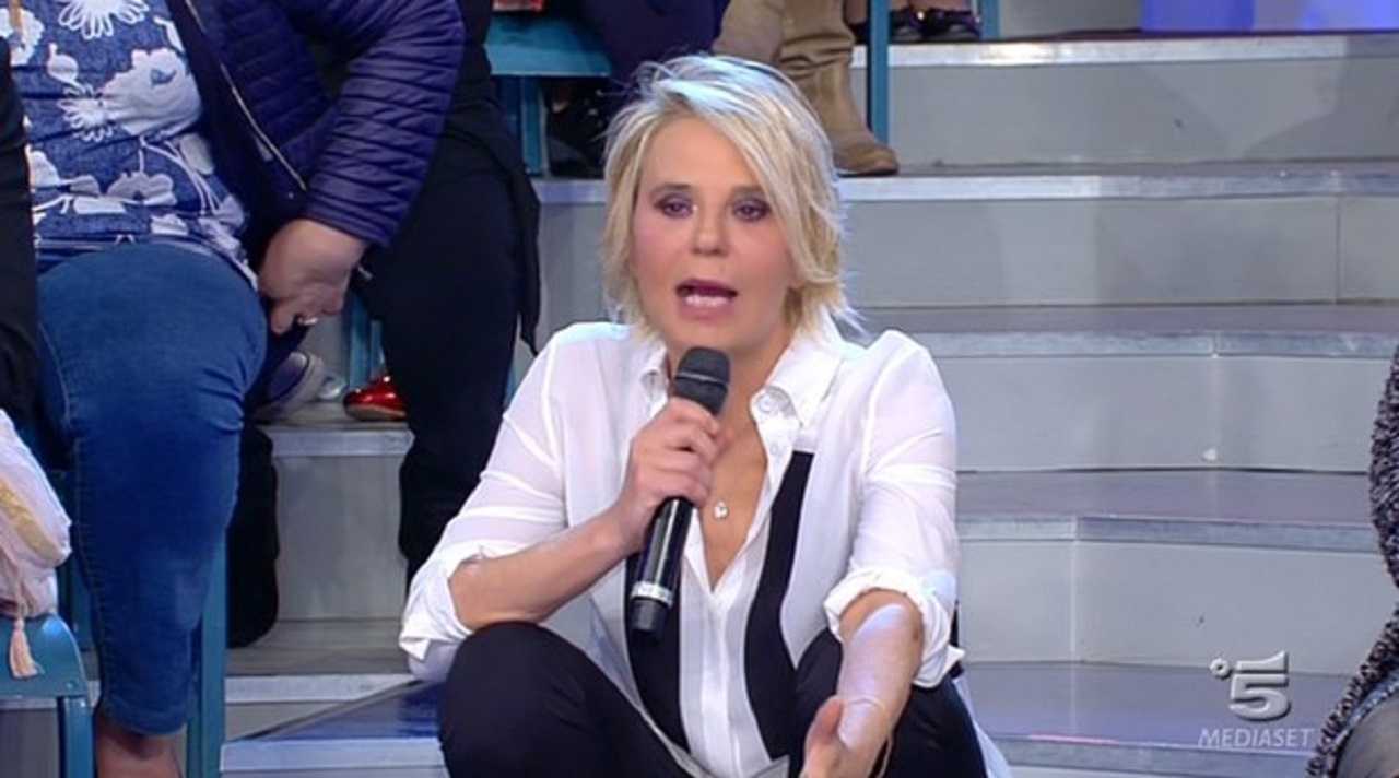 Maria De Filippi lancia il microfono 