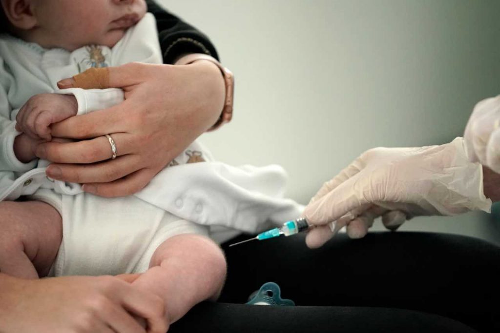 Coronavirus, vaccino: pronto a ottobre, somministrato in Svizzera