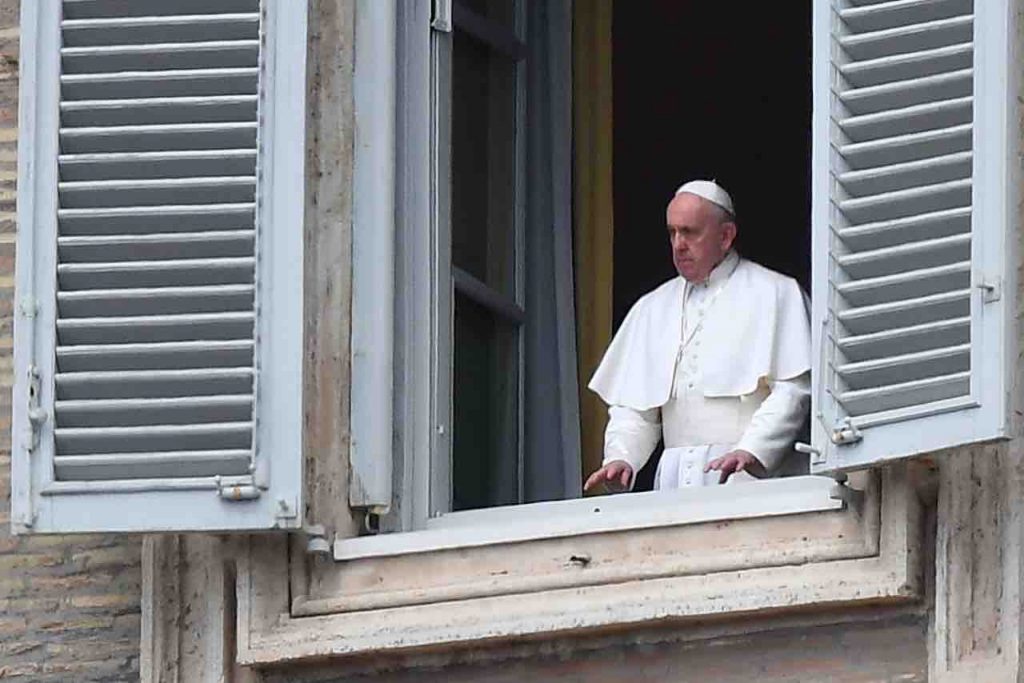 Coronavirus, Papa Francesco: “Così non è Chiesa”