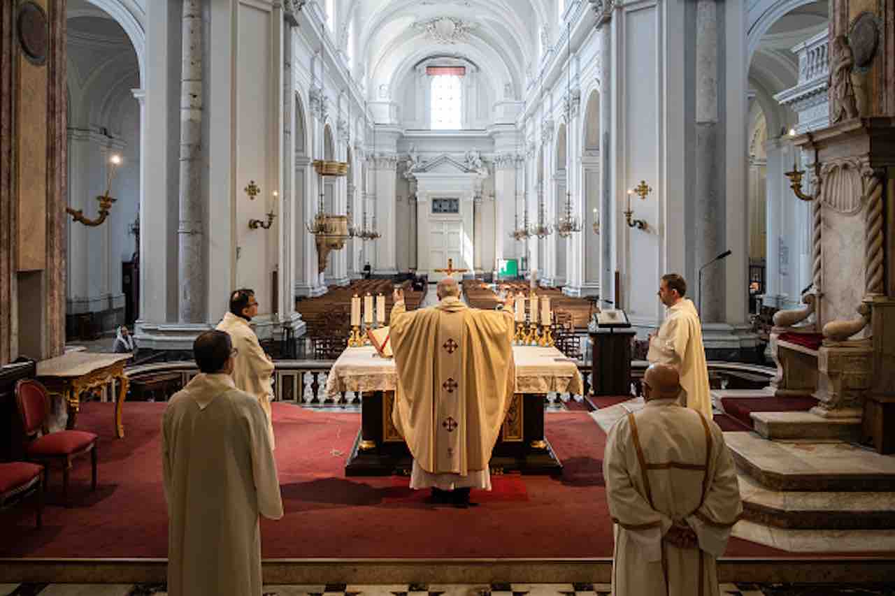 Cei - Chiesa esige di riprendere la sua azione pastorale, il governo promette protocolli messe (Getty) - meteoweek.com