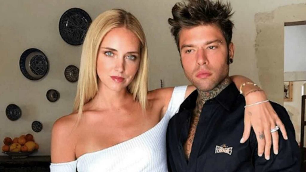 Fedez si traveste da Chiara Ferragni | Minigonna, top e fiocchetti rosa [FOTO]