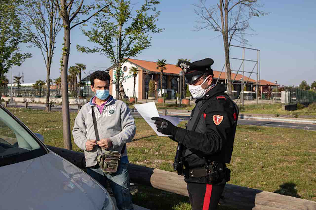 Coronavirus, si finge infermiere al posto di blocco, poi si filma- denunciato (Getty) - meteoweek.com