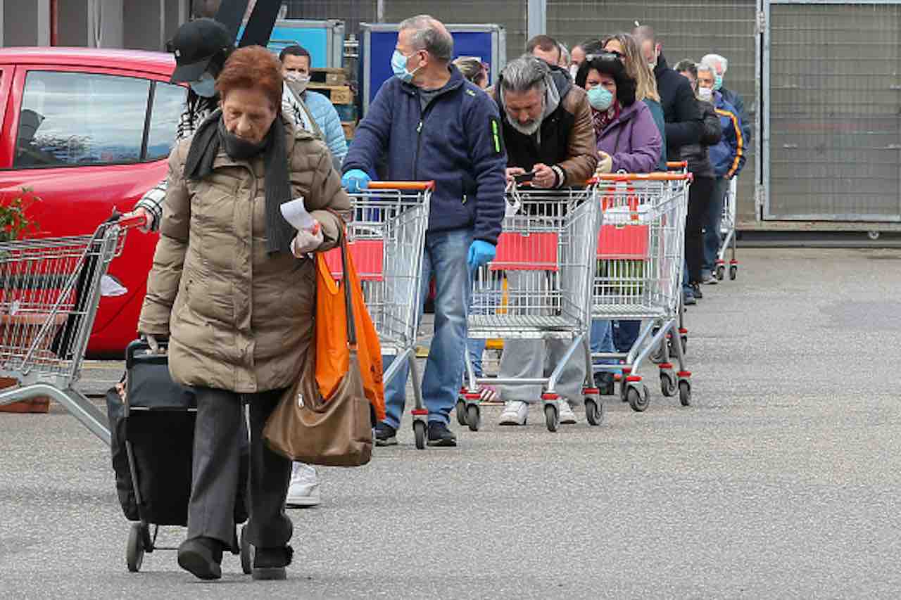 Coronavirus- va a fare spesa 11 volte in un giorno, multata (Getty) - meteoweek.com