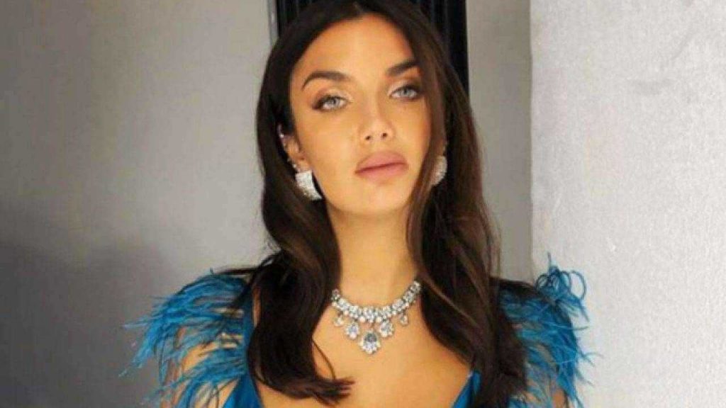 Elettra Lamborghini, suoi scatti osè in rete | La rabbia: “Schifo e vergogna” [FOTO]