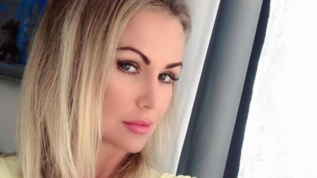 Eva Henger , sotto la camicia niente: il video da censura della 47enne