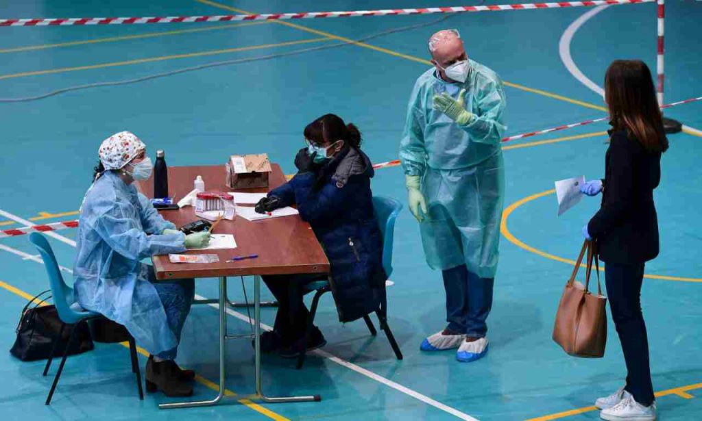 Coronavirus, nuova circolare del ministero: ecco chi deve fare tampone