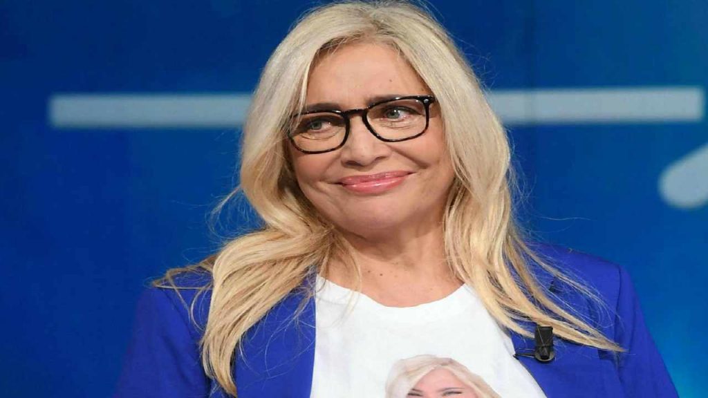 Mara Venier casalinga scatenata: balla struccata in casa [VIDEO]