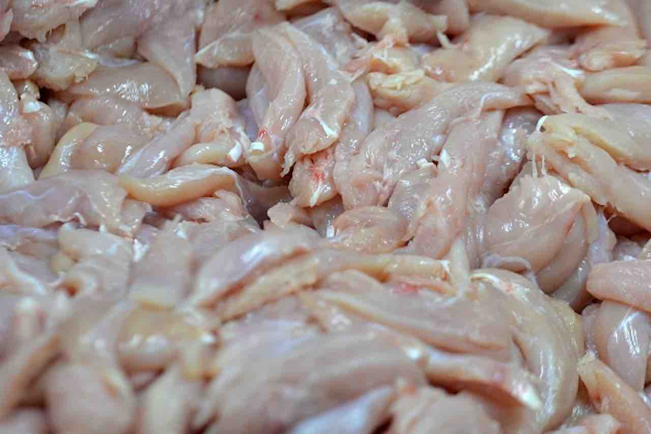 Salmonella- ritirati petti di pollo e cosce congelati, provenienti dall’Ungheria (Getty) - meteoweek.com