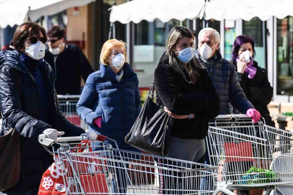 Coronavirus, coppia di anziani invalidi al supermercato: arriva la multa