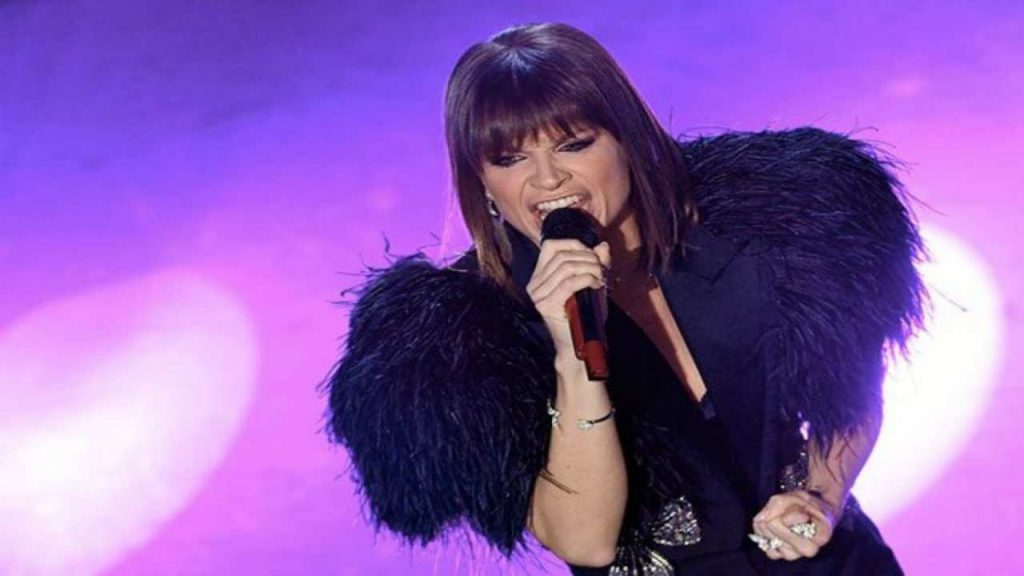Alessandra Amoroso irriconoscibile con i capelli rasati e i piercing [FOTO]