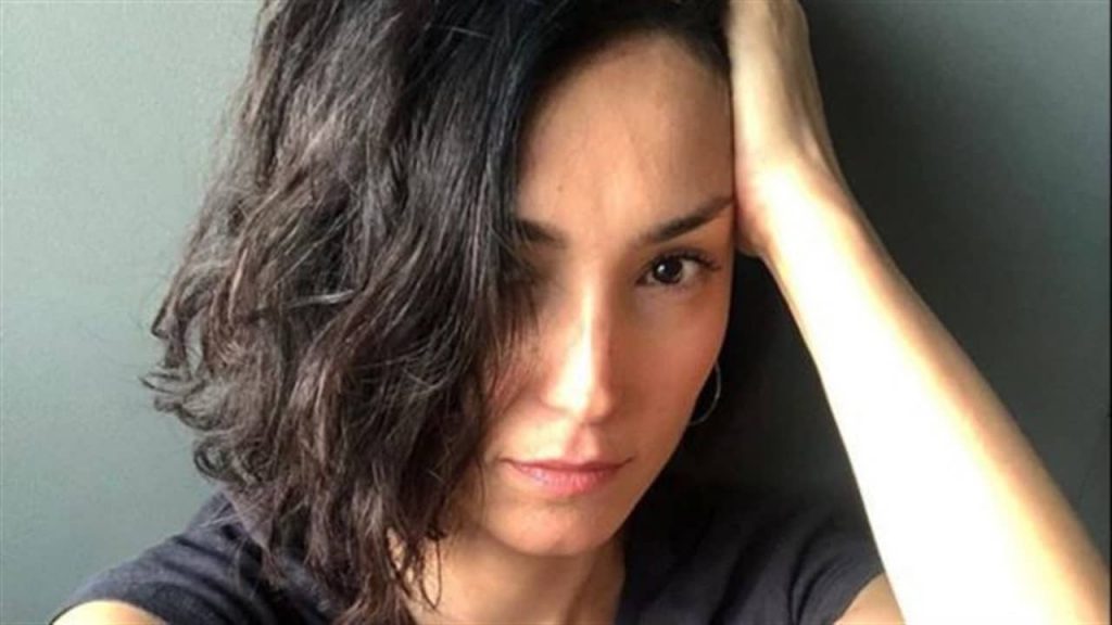 Caterina Balivo, la quarantena ti fa bella: curve mozzafiato in tutina multicolor [FOTO]