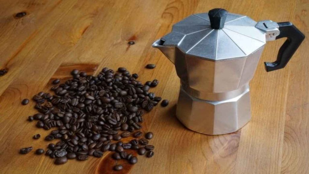 Tinta fatta in casa al caffè: come coprire i capelli bianchi | VIDEO
