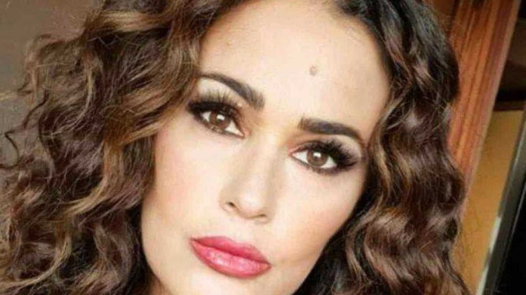 Samantha De Grenet cambia look, capelli cortissimi e biondi: è irriconoscibile [FOTO]