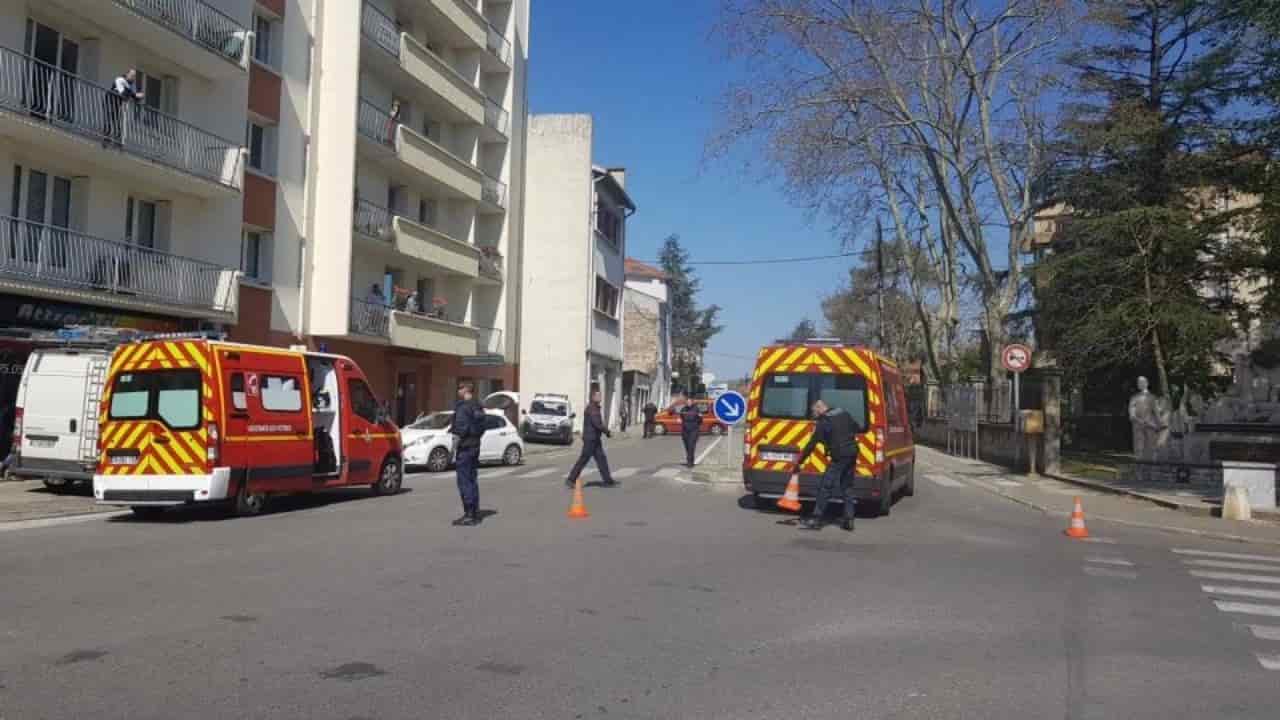 francia attacco con coltello