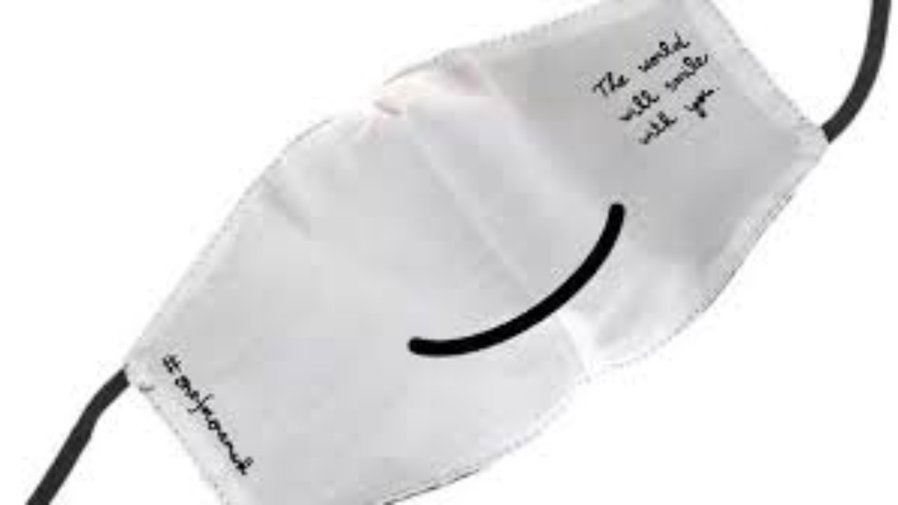 Coronavirus, mascherina col sorriso stampato per aiutare i profughi