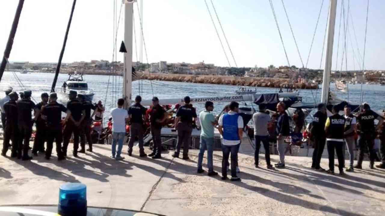 migranti lampedusa alarm phone