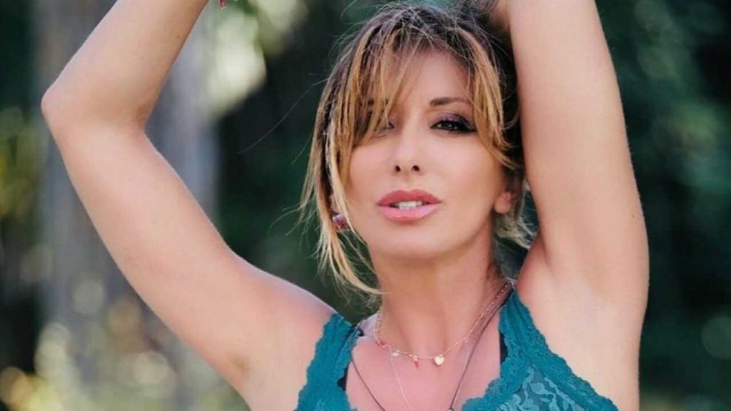 Sabrina Salerno prova costume superata | Curve pazzesche in rosso [FOTO]