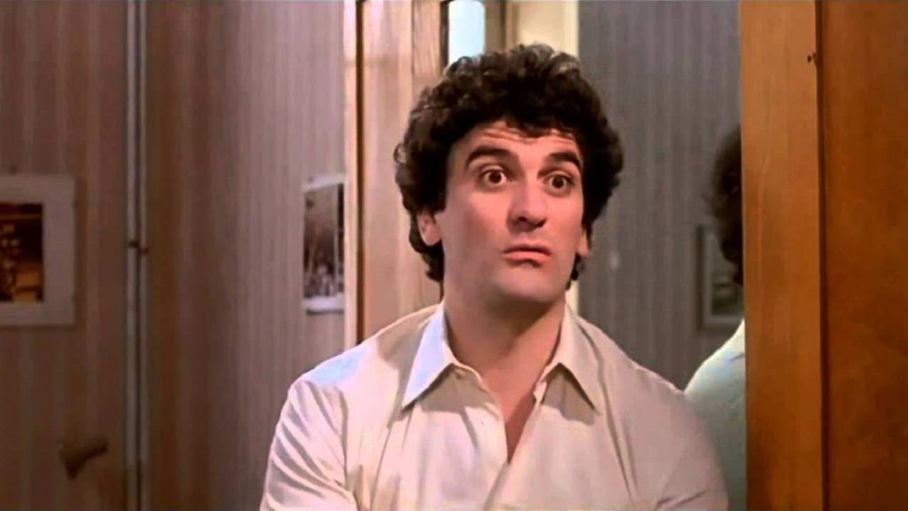 Stasera in tv | 11 aprile | Scusate il ritardo, l’intramontabile comicità di Troisi