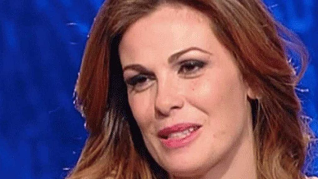 Vanessa Incontrada si mostra al naturale: capelli bianchi e baffetti