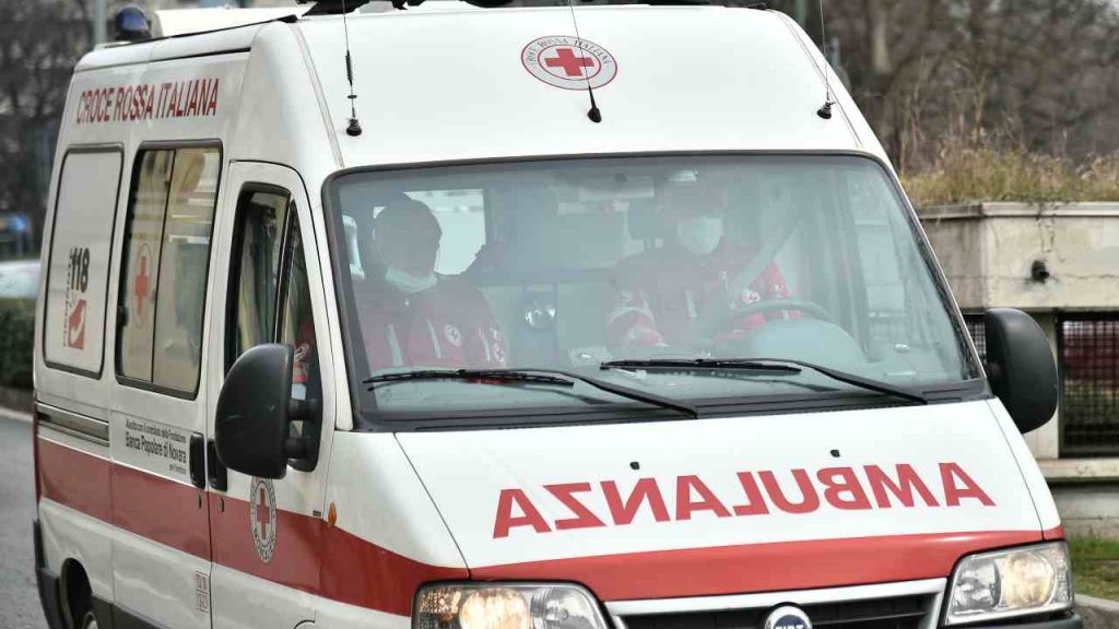 Auto travolge e uccide ciclista a Roma: è caccia al “pirata”