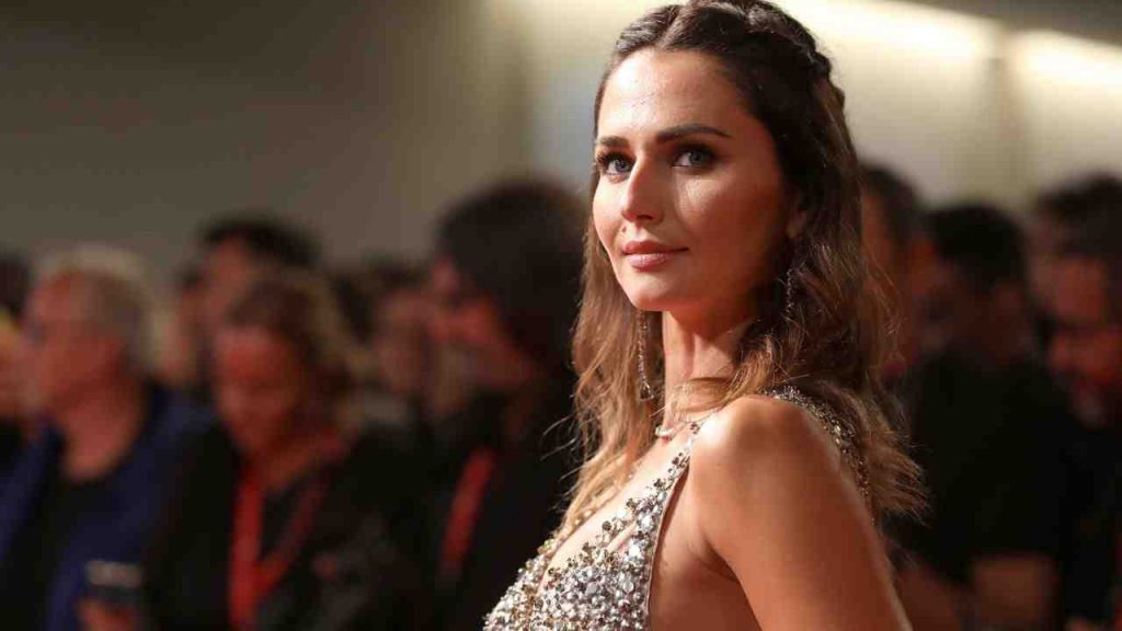 Anna Safroncik bikini esplosivo: l’attrice è una vera dea [FOTO]