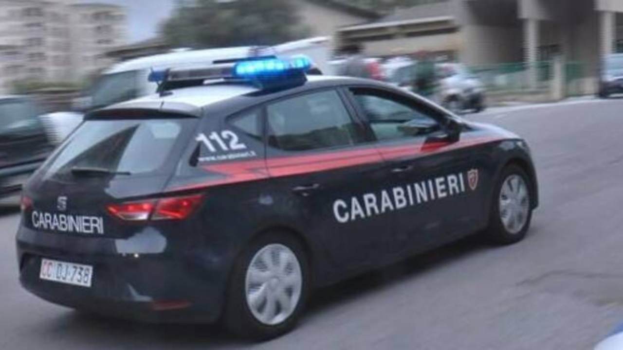 Ammazza la moglie con tagliacarte e poi si consegna ai carabinieri