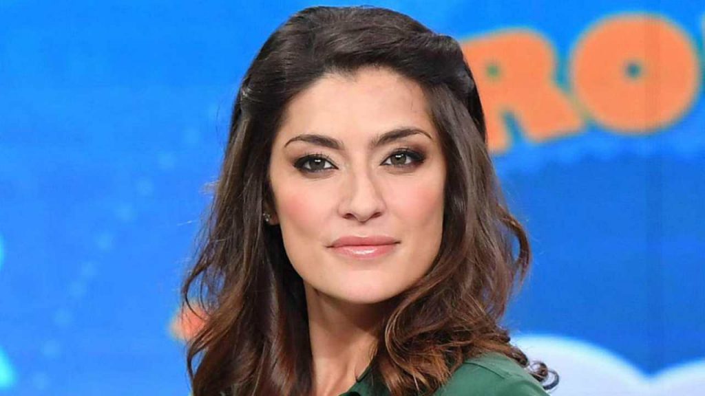 Elisa Isoardi, look dimenticato: frangetta folta e capelli chiari [FOTO]