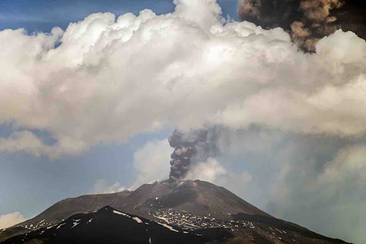 Etna- intensa attività eruttiva provoca nube di 4.500 metri (Getty) - meteoweek.com