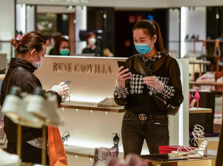 Fase 2, a Milano riapre la Rinascente ed è già coda