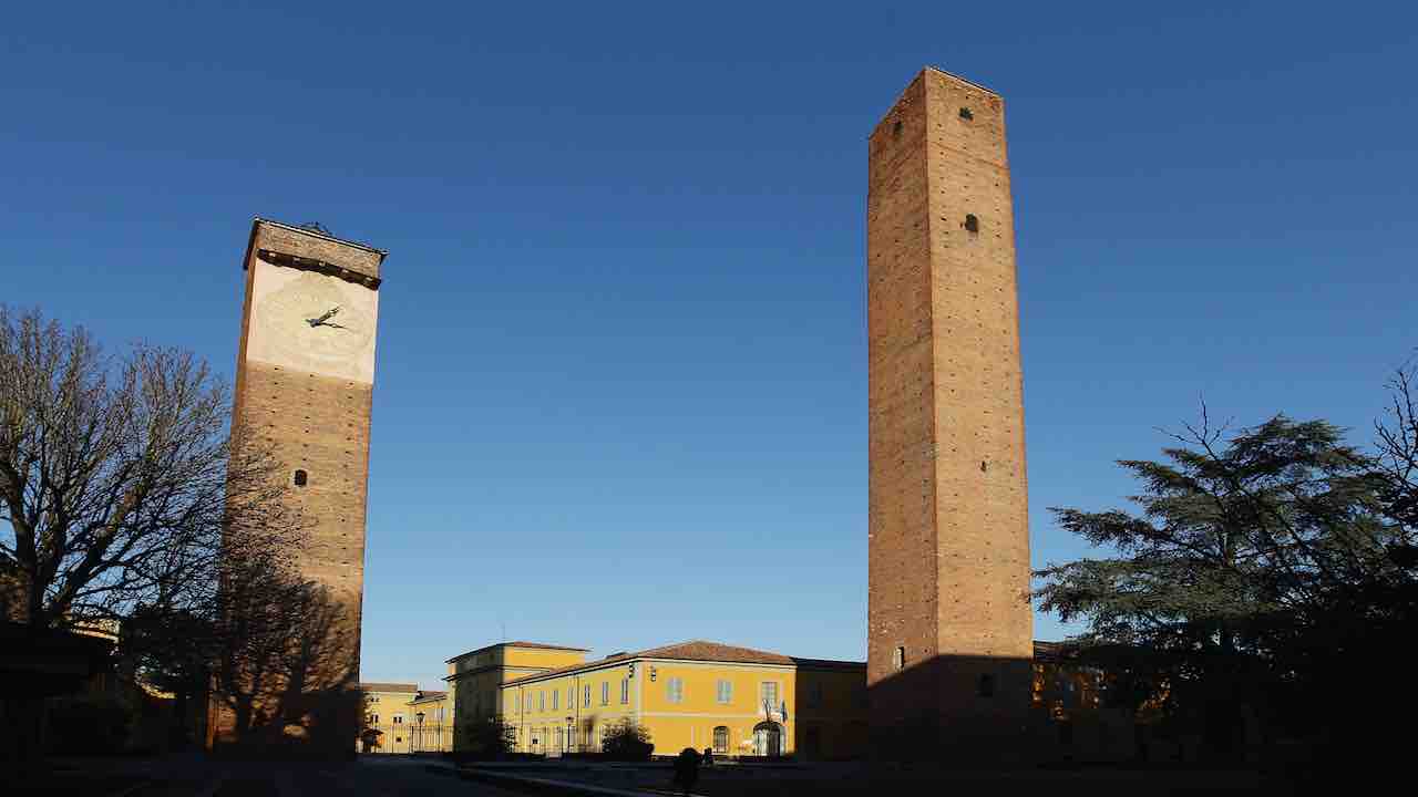 Abbraccia fidanzata: multa di 400 euro per un ventenne a Pavia