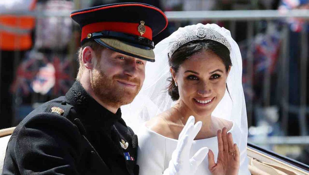 Meghan e Harry, buon anniversario! 5 cose che non sai sull’abito nuziale