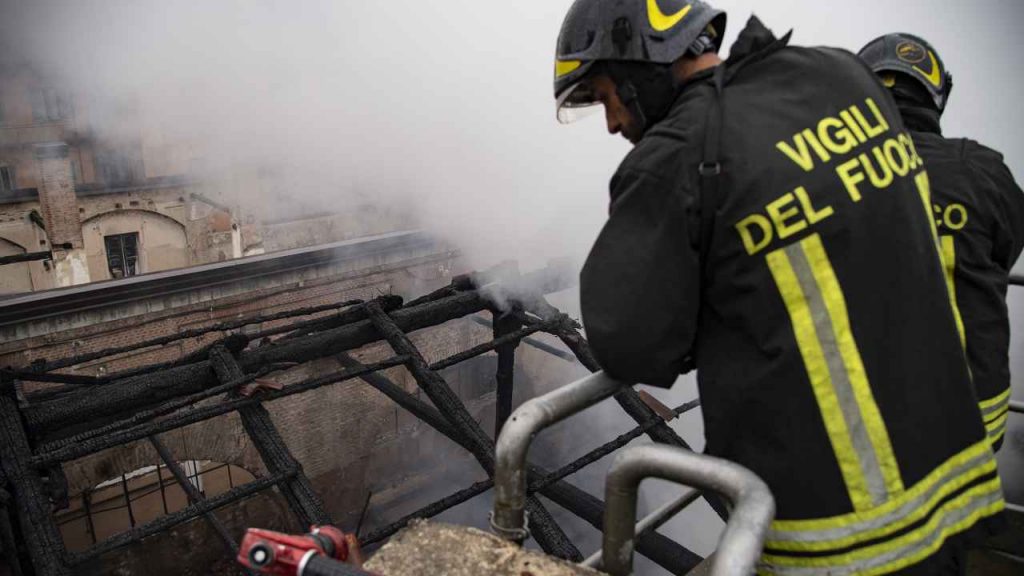 Incendio a Pozzuoli: forte boato in centrale elettrica, residenti in strada