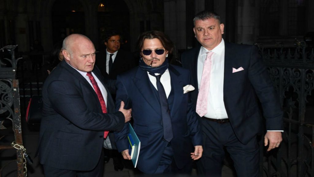 Johnny Depp contro i giornali inglesi: “Hanno hackerato il mio telefono”