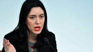 Azzolina: "Studenti non sono imbuti da riempire". Ed è subito ironia social