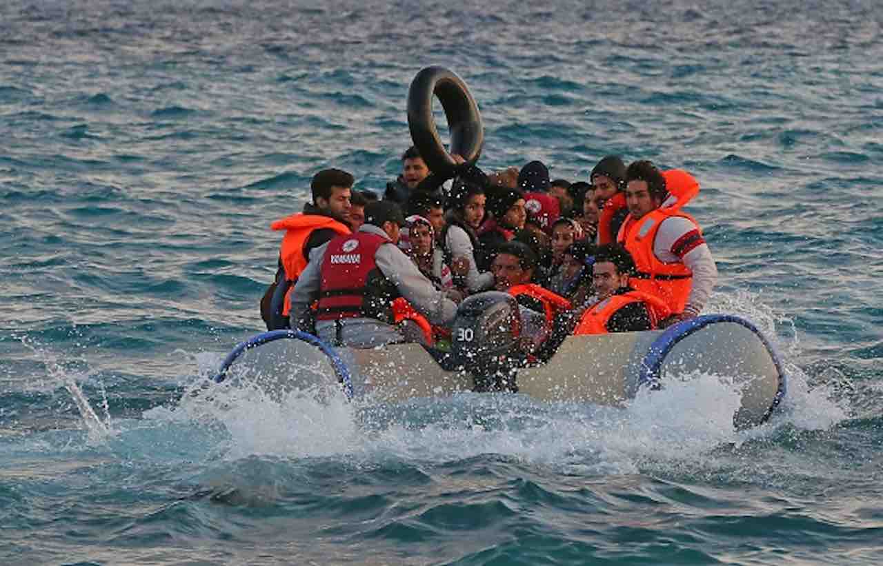 Migranti- 72 profughi su 4 gommoni in avaria soccorsi nel mar Egeo (Getty) - meteoweek.com