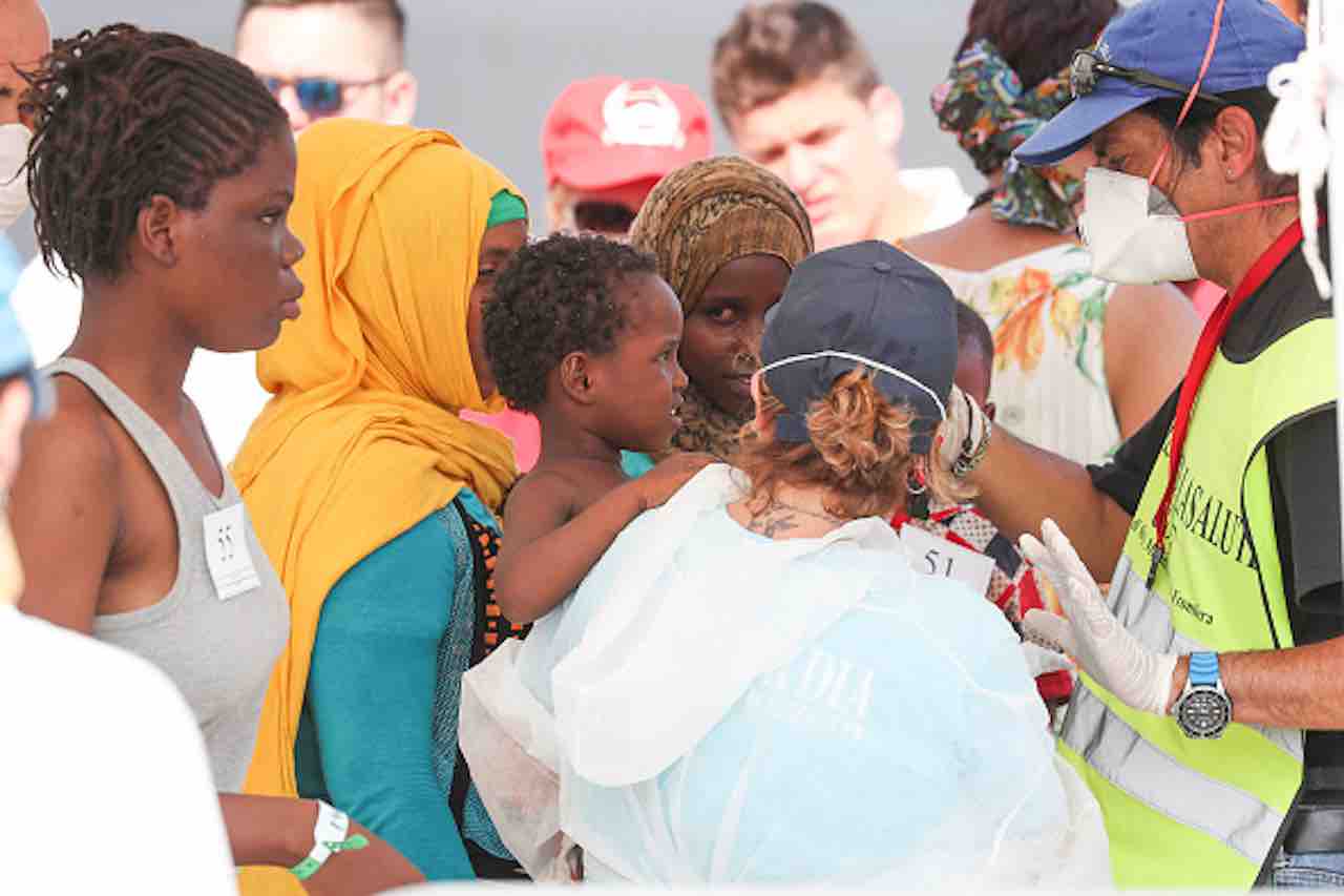 Migranti, Mareamico- sbarco fantasma, drone trova peschereccio incagliato (Getty) - meteoweek.com