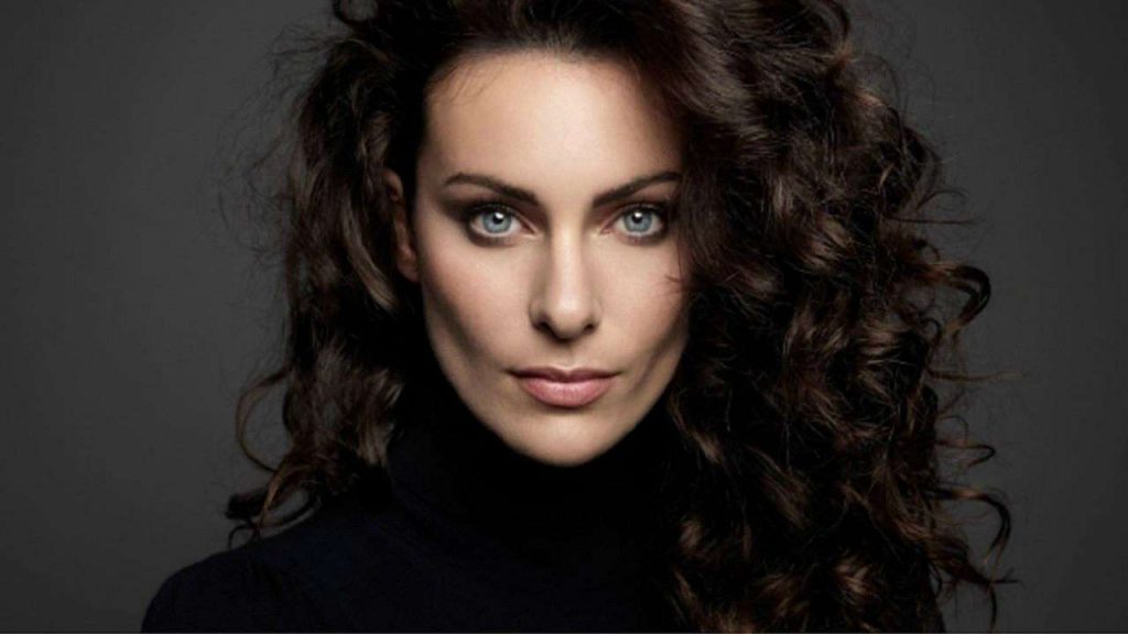 Paola Turani, capelli bianchi e ricrescita: la modella come non l’avete mai vista