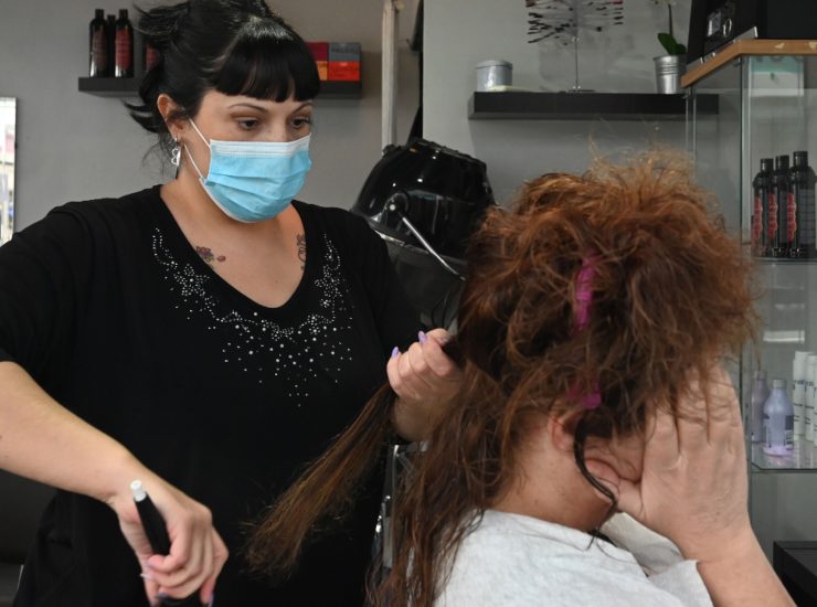 Parrucchieri e centri estetici, forse riapertura anticipata: ecco le norme 