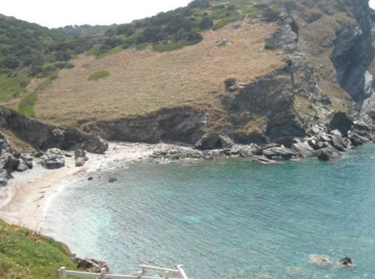 Precipita da una scogliera: morto escursionista in Sardegna
