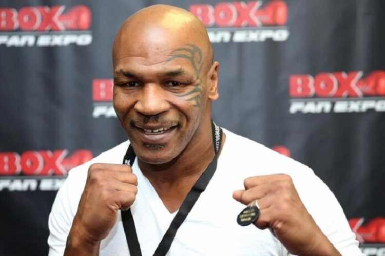 Mike Tyson torna sul ring