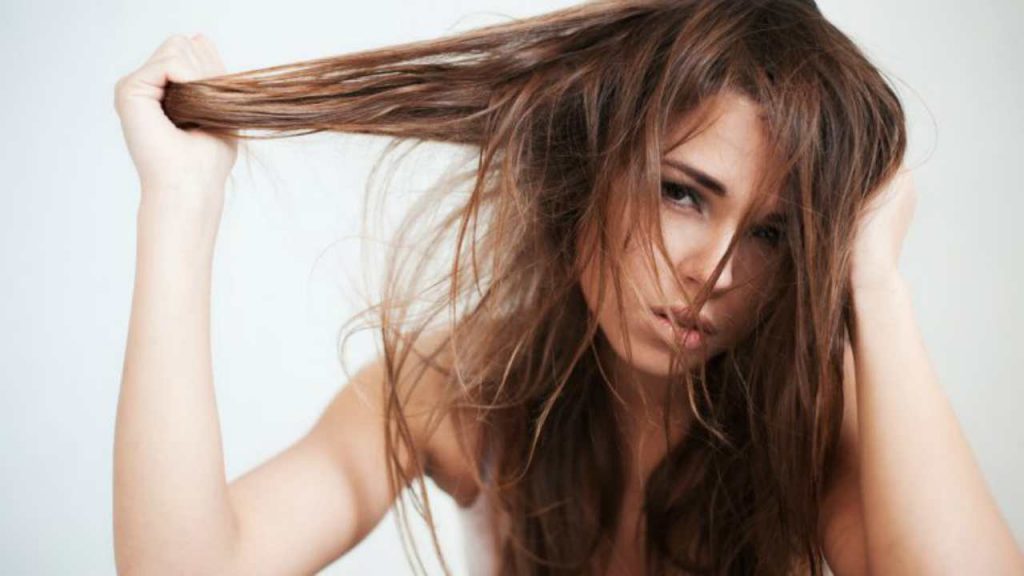 Capelli grassi | Come lavarli e asciugarli senza nuocere alla loro salute