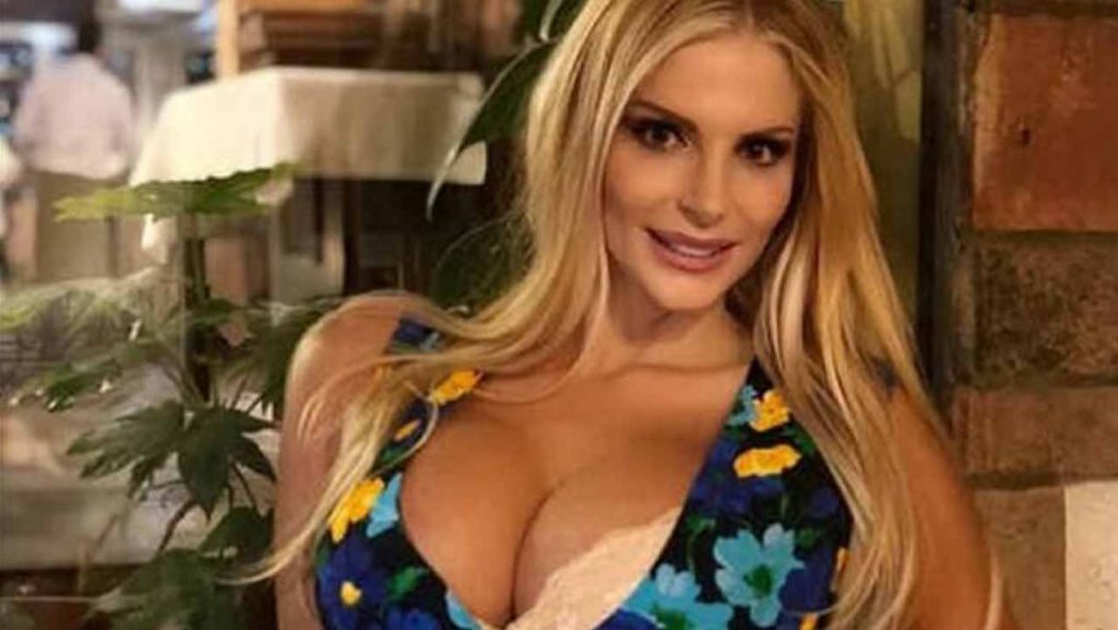 Francesca Cipriani senza più freni: nuda in un prato fiorito [FOTO]