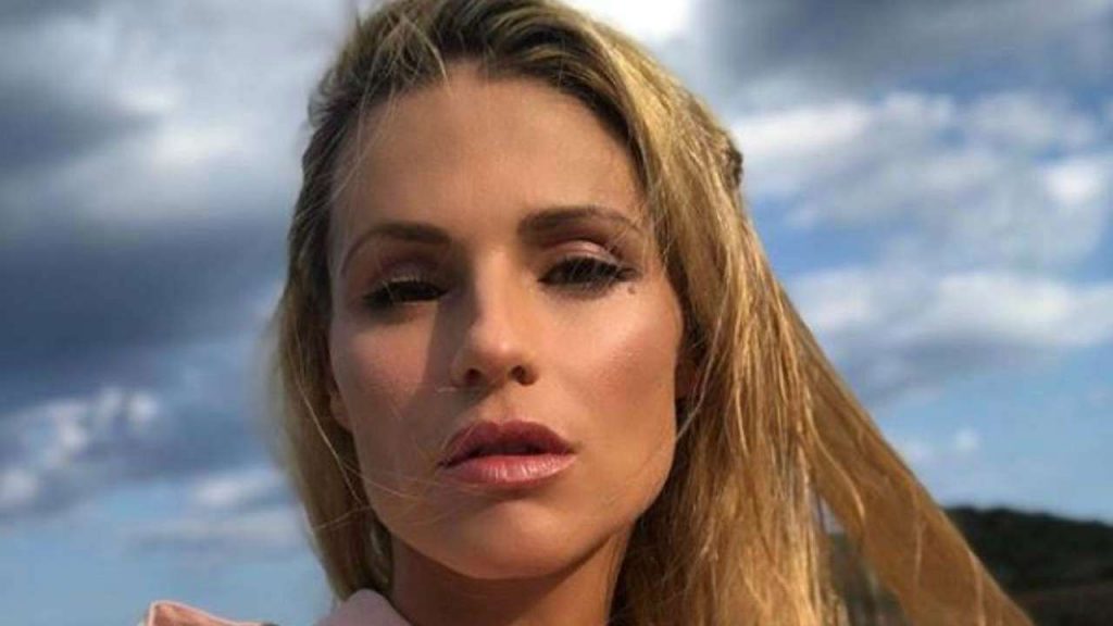Michelle Hunziker come non l’avete mai vista: esagerata in reggicalze