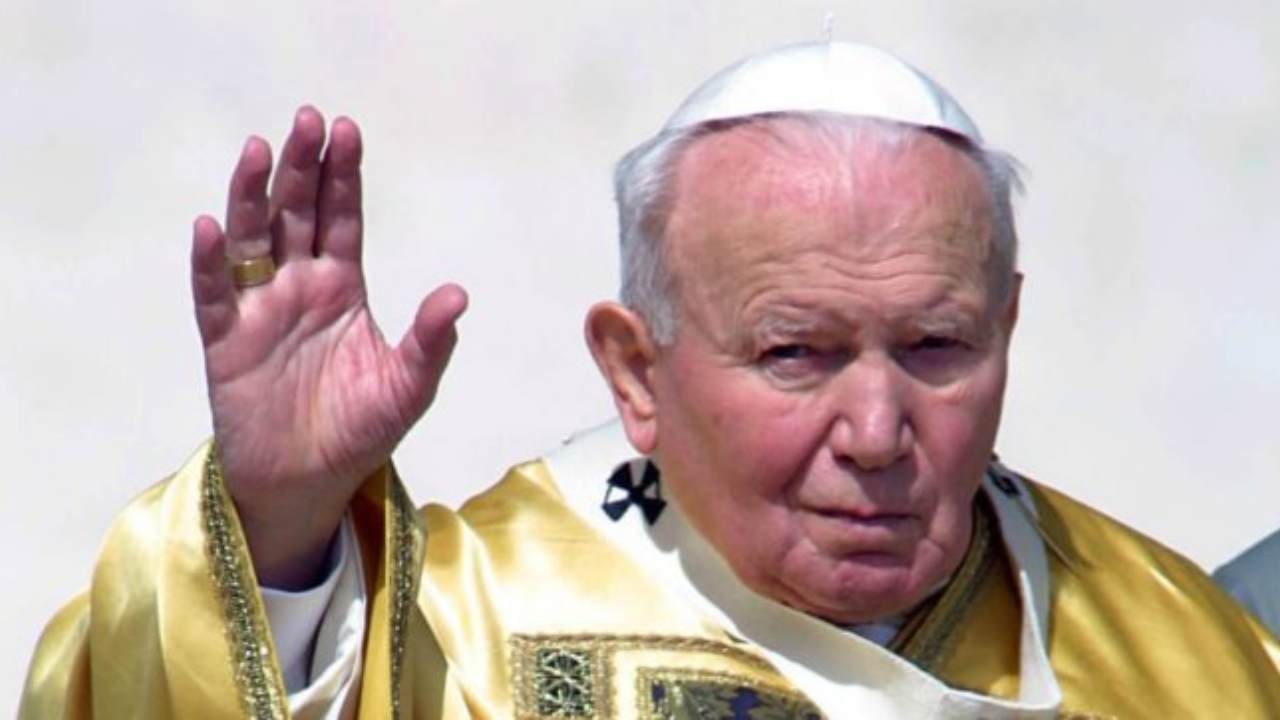 Giovanni Battista Re: «La mia vita con Wojtyla . Perché, malato, non si  dimise» 