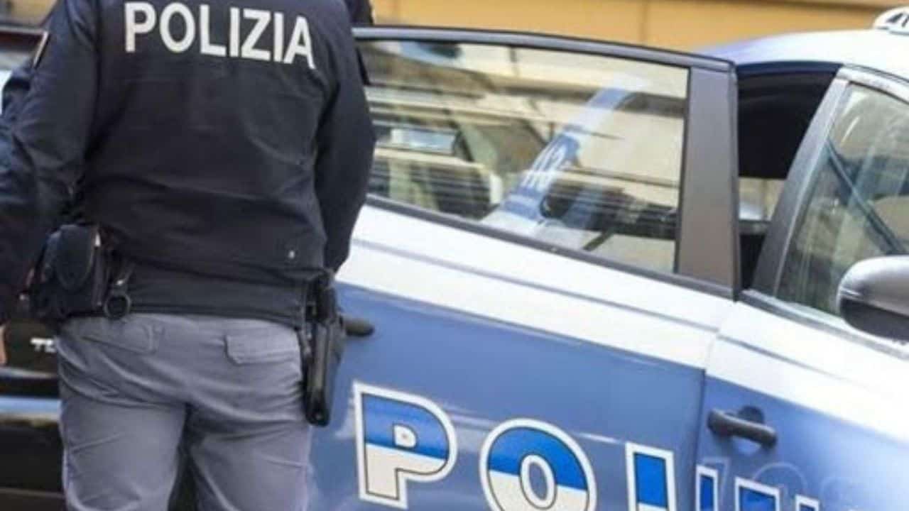 professore perseguita alunna palermo - polizia