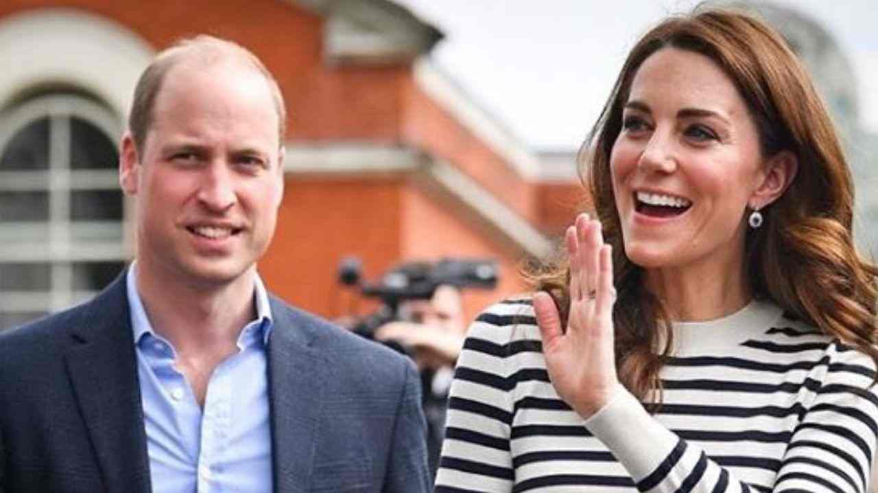 Il principino George riceve un dente di squalo preistorico da Malta, il governo lo rivuole indietro Il principino George riceve un dente di squalo preistorico da Malta, il governo lo rivuole indietro