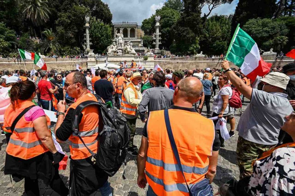 Piazza del Popolo: gilet arancione aggrediscono giornalista di Tagadà