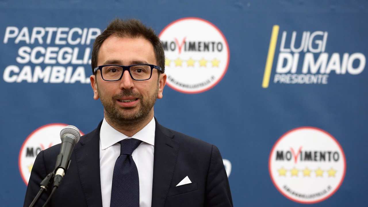 Fuoriuscite verso la Lega, Bonafede a Salvini: non sarei fiero di prendere traditori