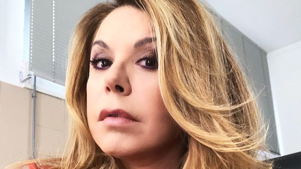 Anna Pettinelli domanda esistenziale | Alessandra Celentano pretende una risposta