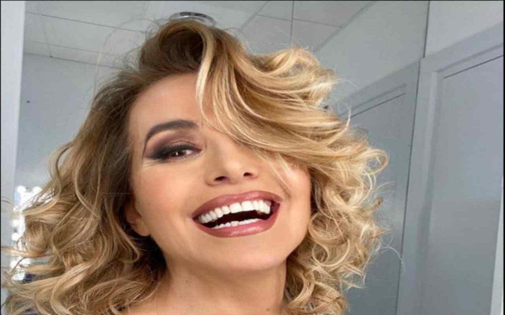 Barbara D’Urso divina al mare | Stacco di coscia da urlo [FOTO]